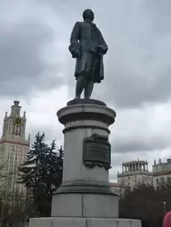 Памятник Ломоносову перед МГУ