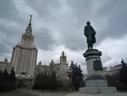 Здание МГУ и памятник Ломоносову