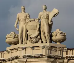 Скульптуры на фасаде высотки на Котельнической набережной