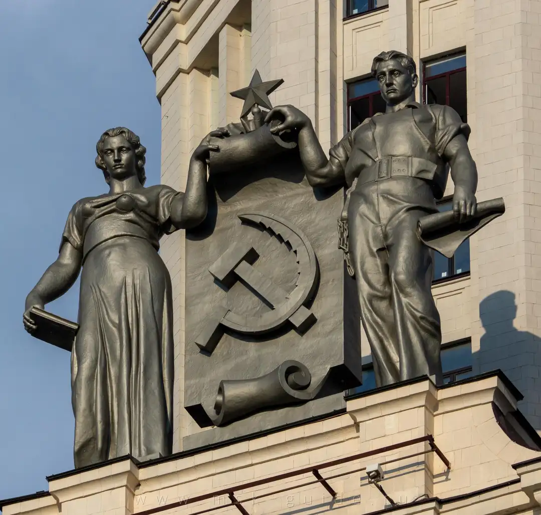 Скульптуры на фасаде высотки на Котельнической набережной Скульптуры на фасаде высотки на Котельнической набережной