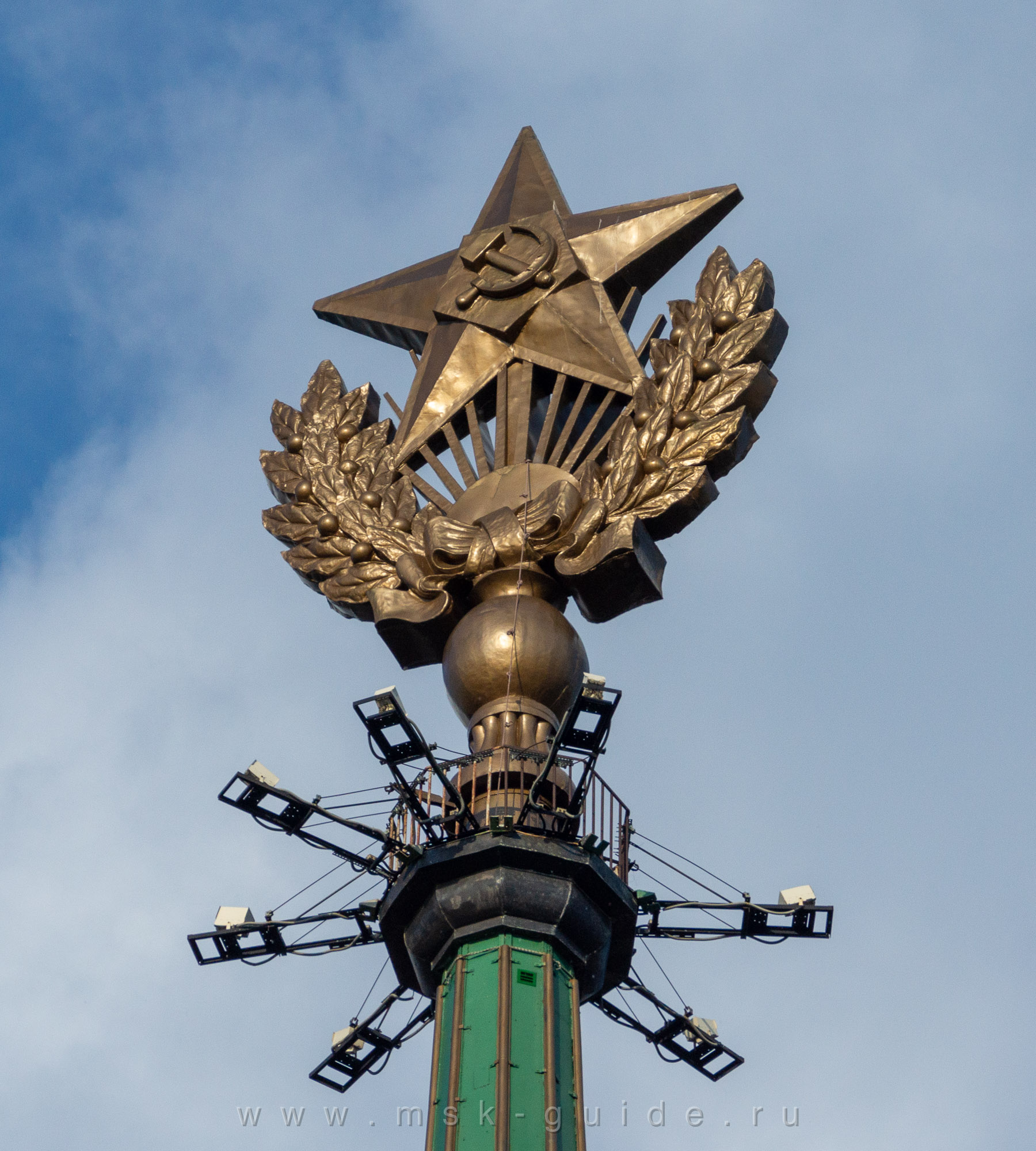 Звезда на шпиле высотки на Котельнической набережной