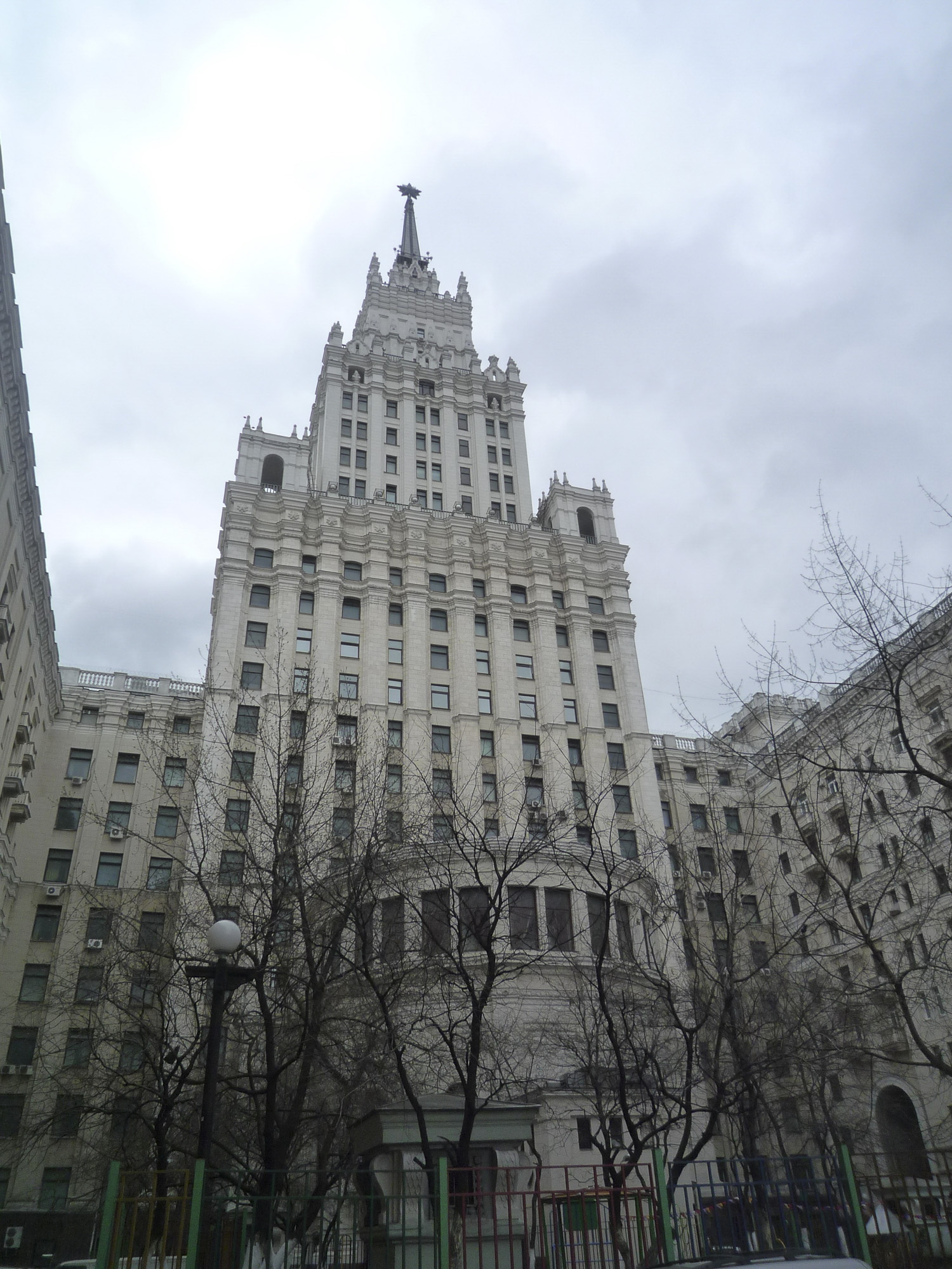 Высотное здание на площади Красных ворот