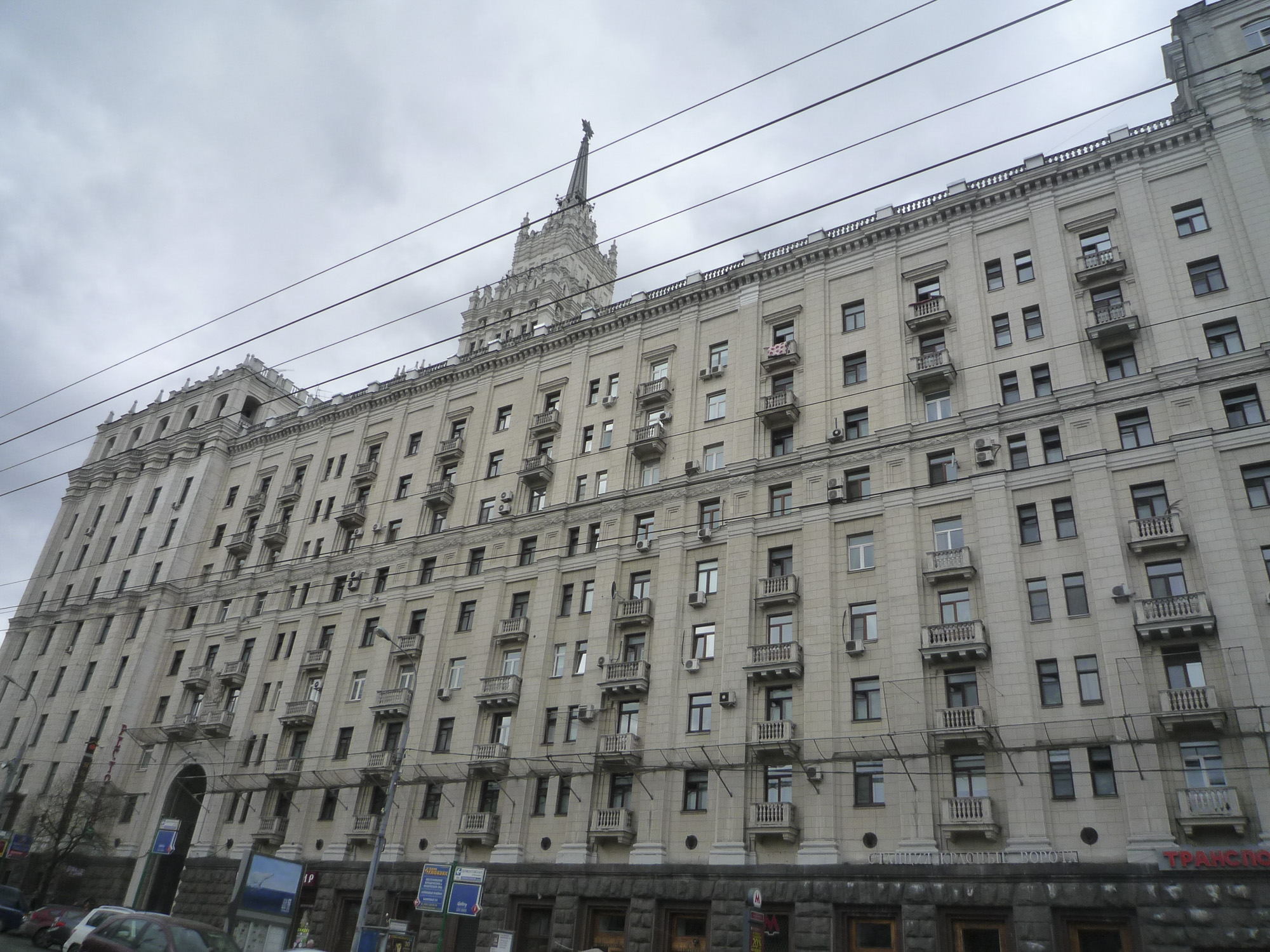 Высотное здание на площади Красных ворот