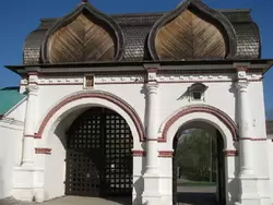 Спасские (Задние) ворота в Коломенском - фото