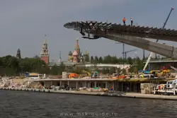 Парящий мост в парке Зарядье как-бы нависает над собором Василия Блаженного и Московском Кремлем