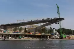 Смотровая площадка «Парящий мост» в парке Зарядье во время строительства