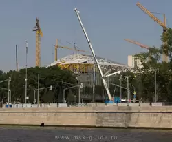 Стеклянная кора в парке Зарядье в процессе строительства в конце июля 2017