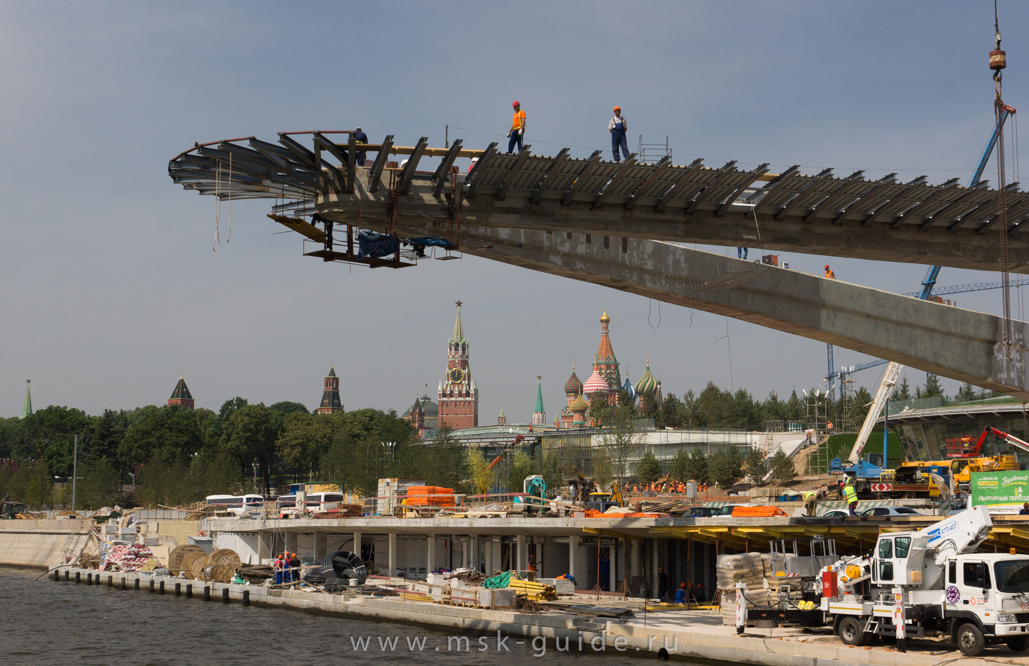 Стройка Парящего моста в парке Зарядье