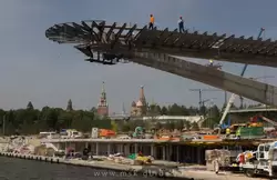 Стройка Парящего моста в парке Зарядье