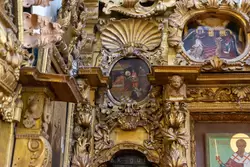 Церковь Покрова в Филях, пышная резьба иконостаса, в центре — икона Рождества Пресвятой Богородицы