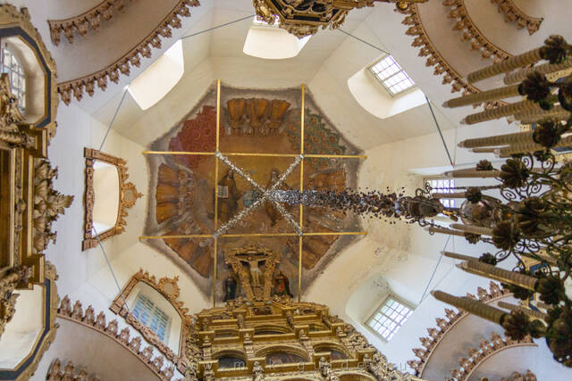 Церковь Покрова в Филях, свод храма с изображением Троицы Новозаветной и небесного воинства