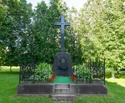 Могила Николая Григорьевича Гурьева у храма Покрова в Филях