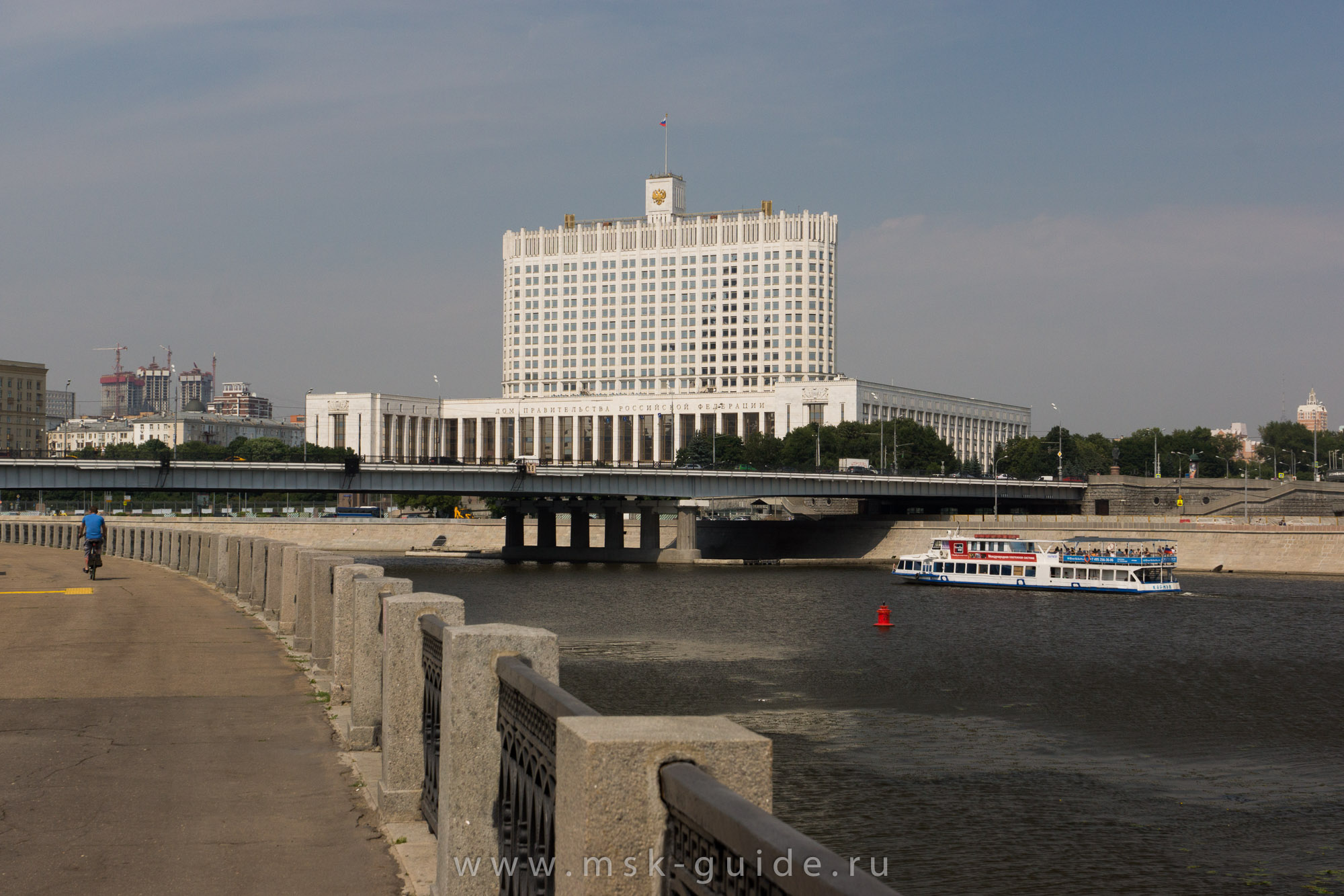 Новоарбатский мост и здание Правительства РФ Новоарбатский мост и здание Правительства РФ