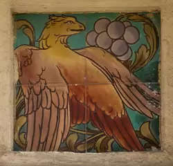Цветная керамическая плитка с птицей на фасаде Саввинского подворья