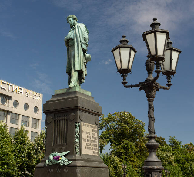 Фонарь и памятник Пушкину