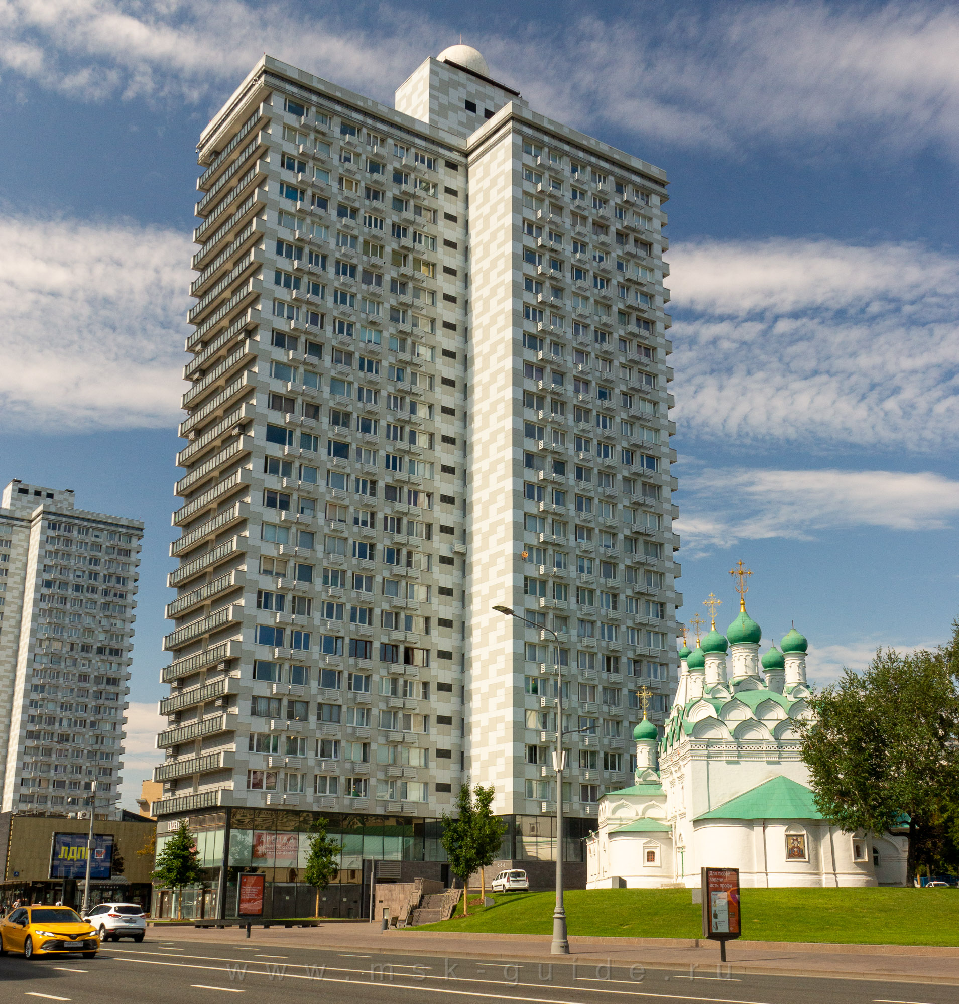 Дом 6 на улице Новый Арбат и церковь Симеона Столпника