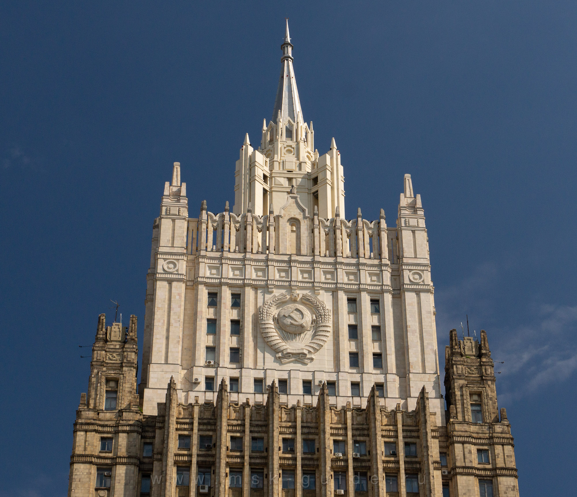 На высоте 114 метра размещен герб СССР площадью 144 кв. метра