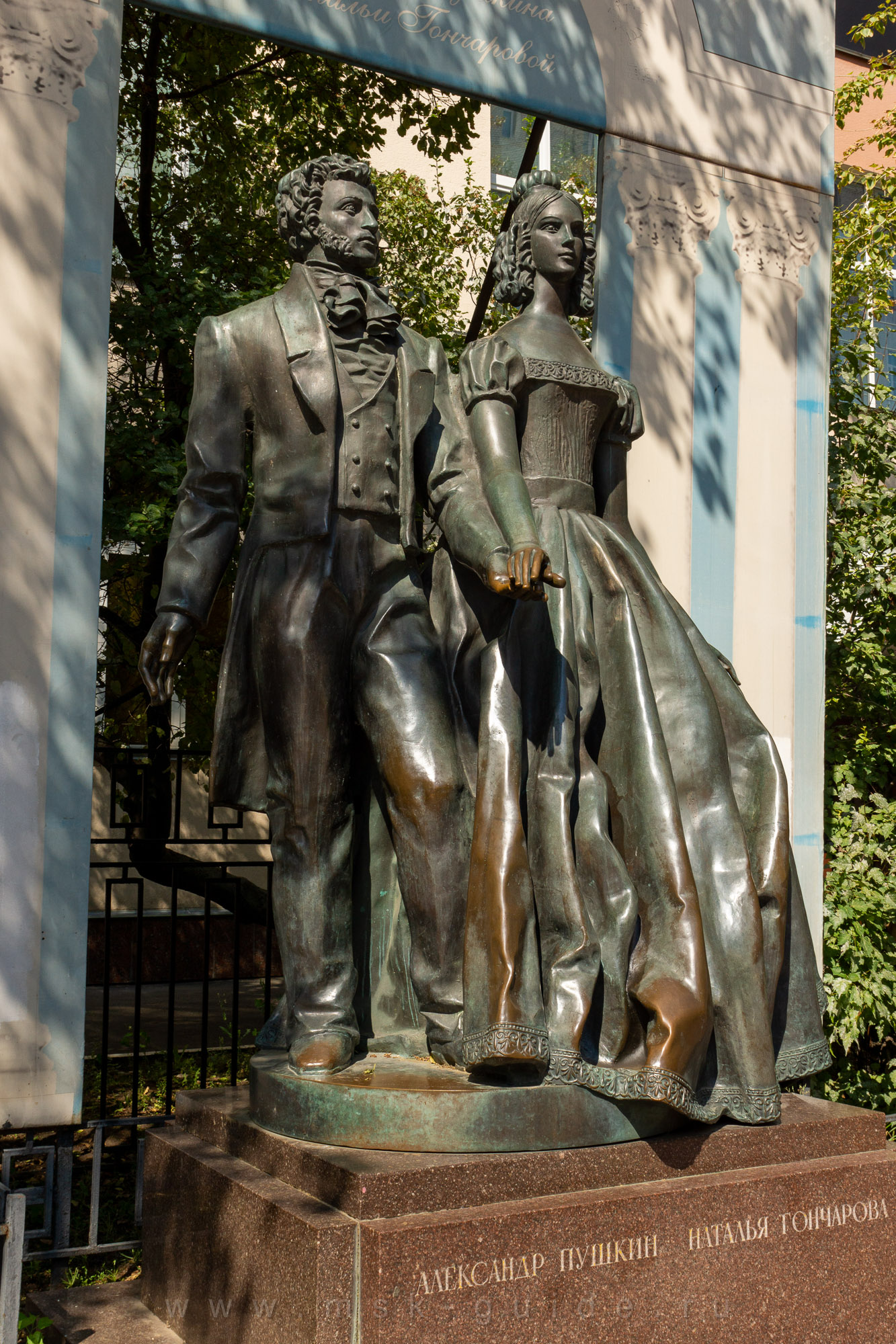 Памятник А. С. Пушкину и Н. Н. Гончаровой
