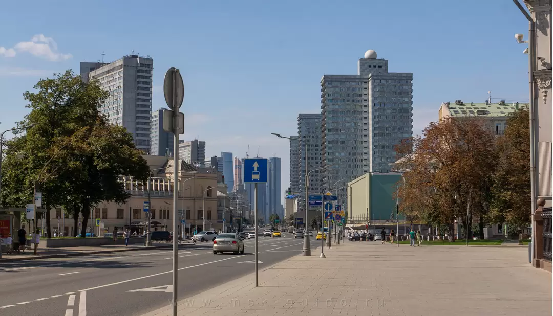 Улица Воздвиженка, вид в сторону Арбата Улица Воздвиженка, вид в сторону Арбата