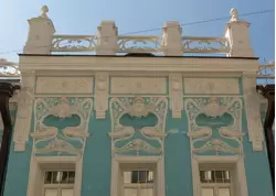Усадьба Михайловой-Тальгрен, ниши над окнами с женскими головами