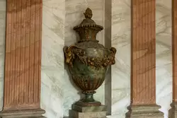 Алебастровая ваза в Сенях