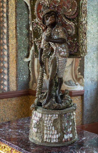 Усадьба Кусково, скульптура «Обезьяна с коробом»