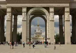 Пятипролётная триумфальная арка главного входа