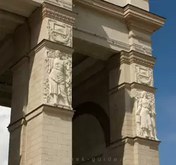 Барельефы садовода и животновода на арке главного входа, автор Георгий Мотовилов