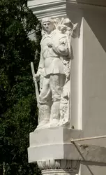 Скульптура охотника на колонне павильона «Сибирь» (теперь «Армения»)