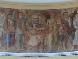Портреты Ленина и Сталина на фреске над входом в павильон «РСФСР»