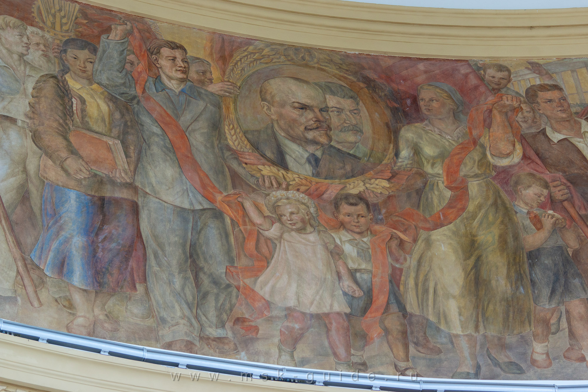 Фреска «Народы России построили социализм» над входом в павильон «РСФСР»