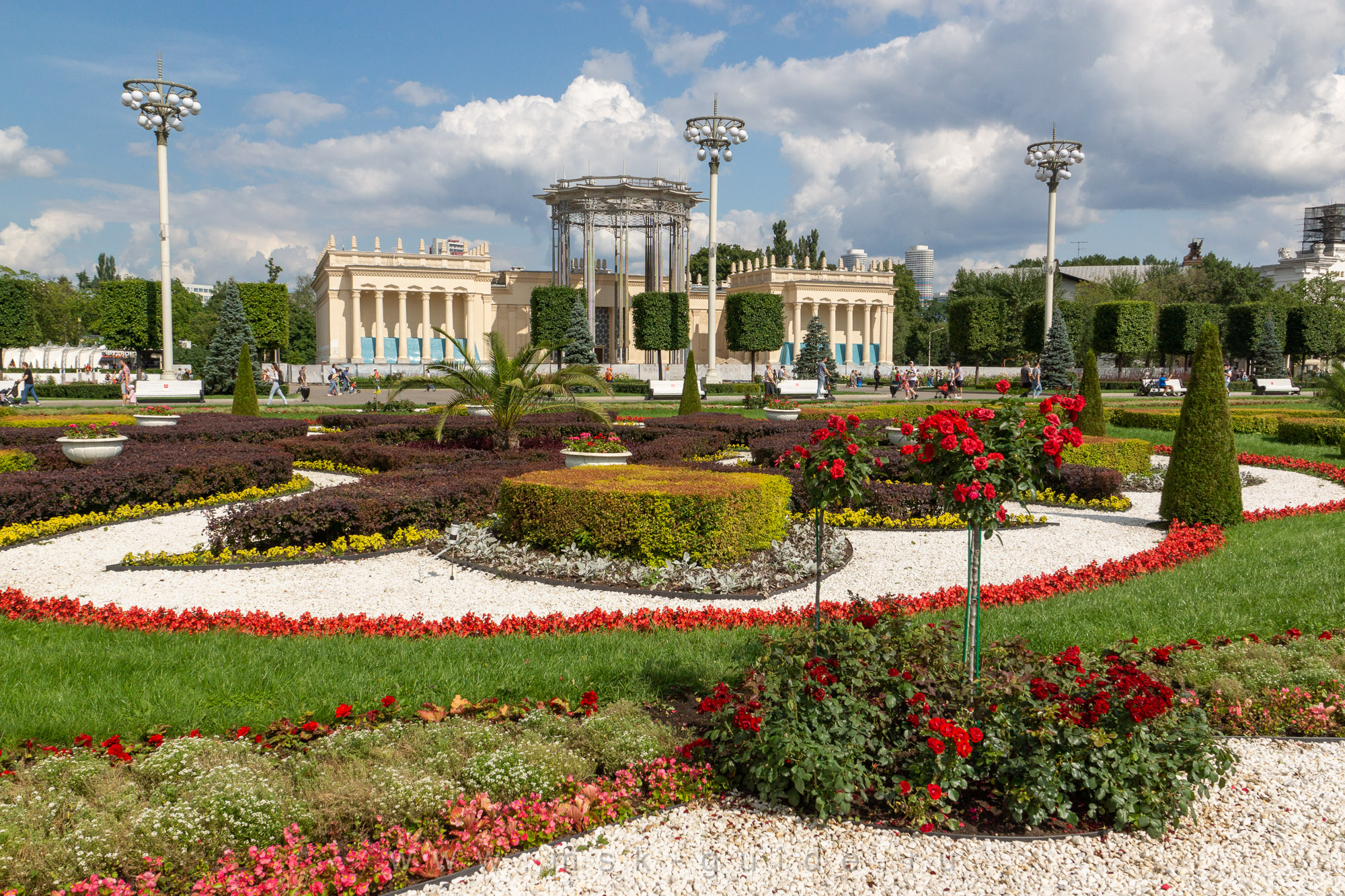 Цветник на Главной аллее