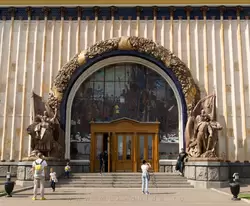 Павильон «Земледелие» (бывший «Украина»), вход