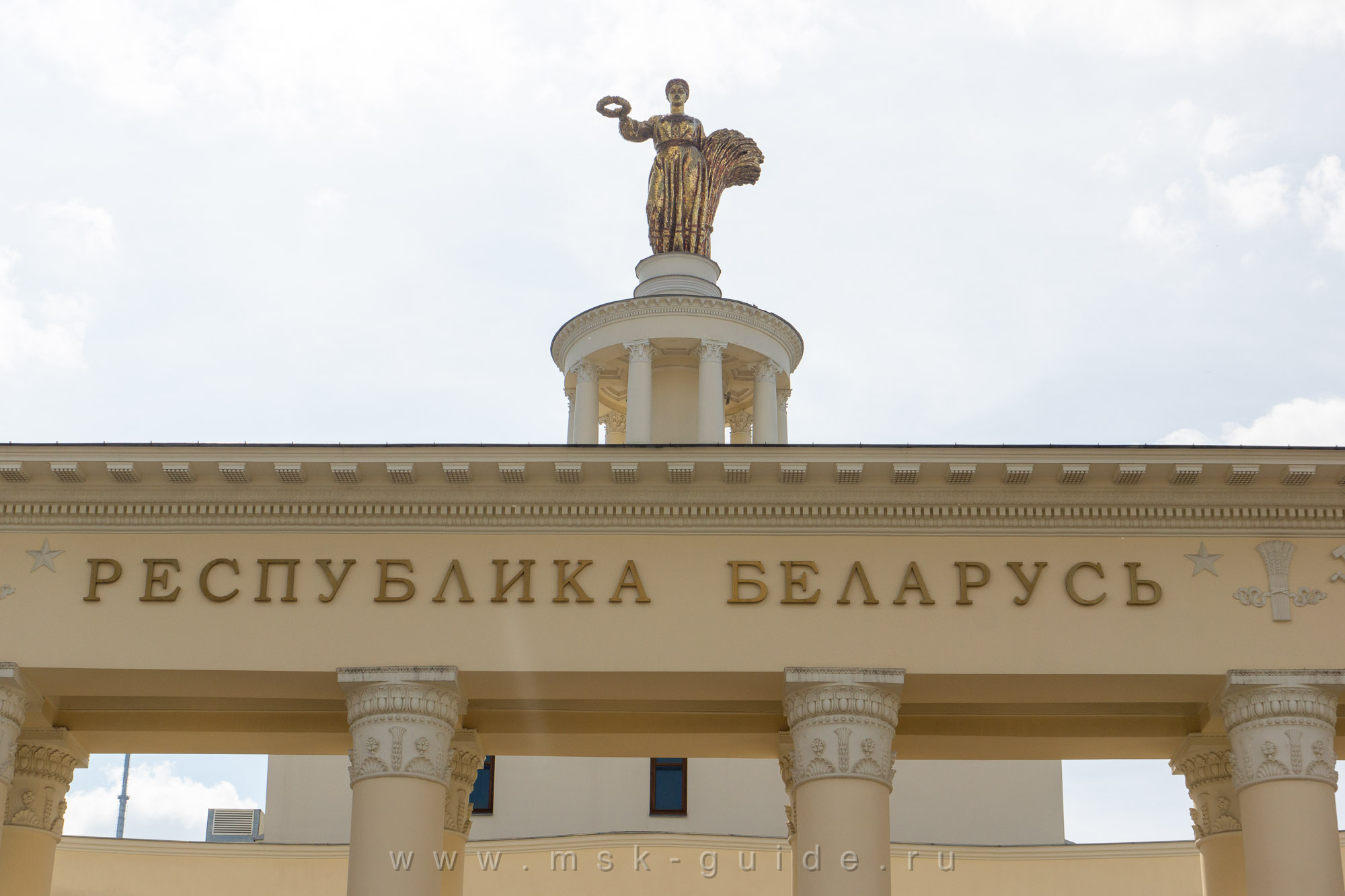 Скульптура «Родина» на вершине павильона «Беларусь»