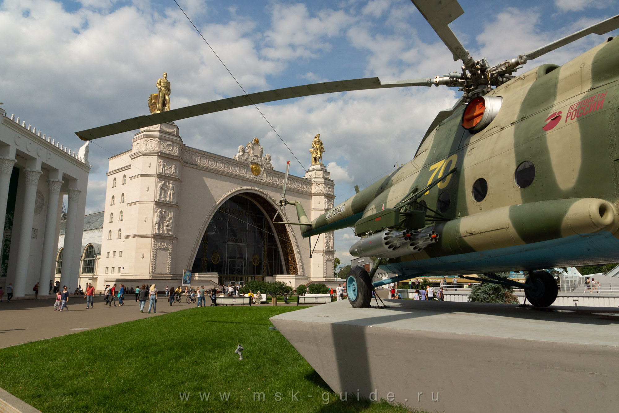 Ми-8 и павильон «Космос» Ми-8 и павильон «Космос»