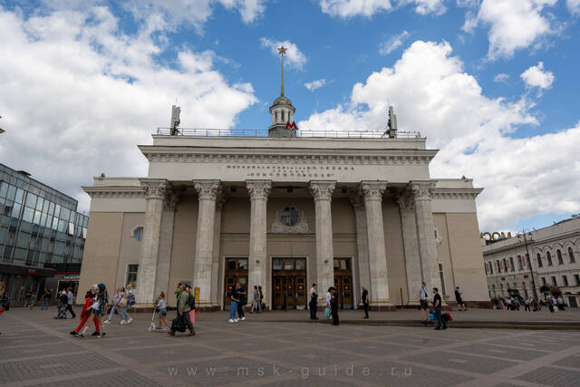 Стация метро «Комсомольская» у Ленинградского вокзала