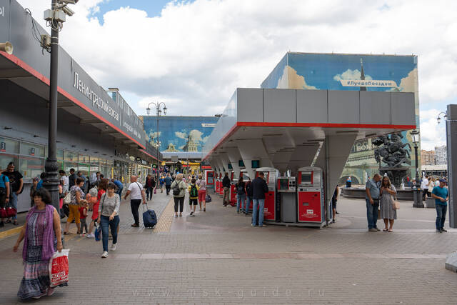 Терминалы по продаже билетов на электрички у Ленинградского вокзала