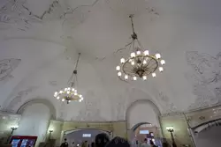 Потолок и люстры вестибюля станции метро «Комсомольская»
