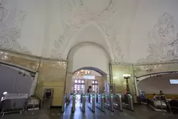 Интерьер вестибюля станции метро «Комсомольская»