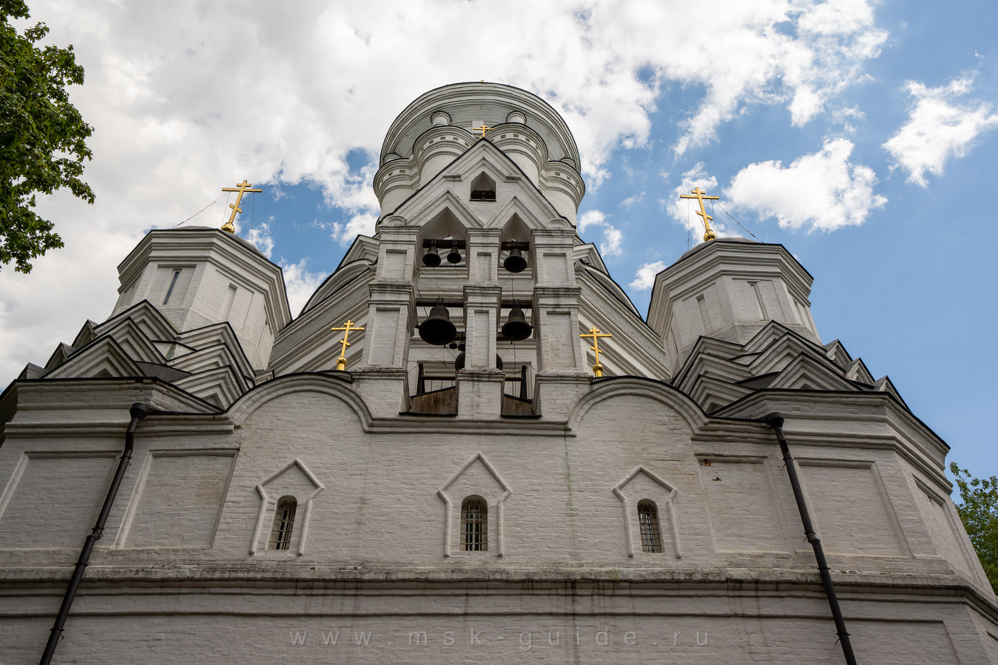 Колокола и купола церкви Усекновения главы Иоанна Предтечи в Коломенском Колокола и купола церкви Усекновения главы Иоанна Предтечи в Коломенском