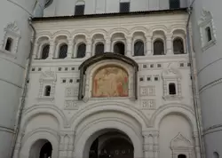 Икона на фасаде надвратной церкви Воскресения