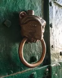 Ручки на дверях Успенского собора в виде львиных голов