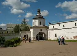 Святые ворота, ведущие на Соборную площадь