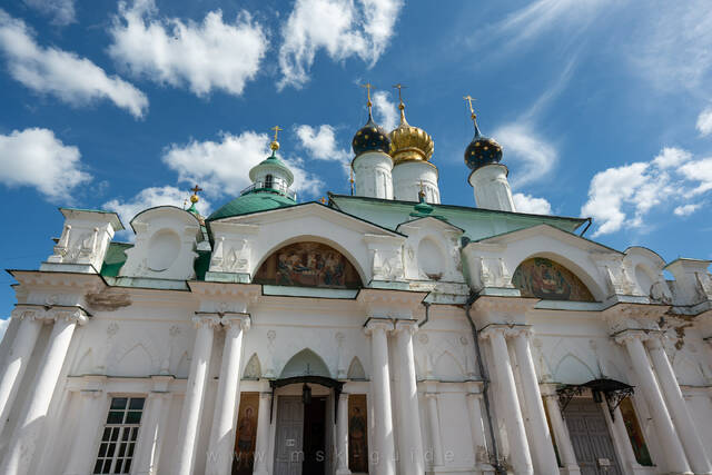 Церковь Иакова Ростовского (слева) и собор в честь зачатия правоверной Анною Пресвятой Богородицы (справа)