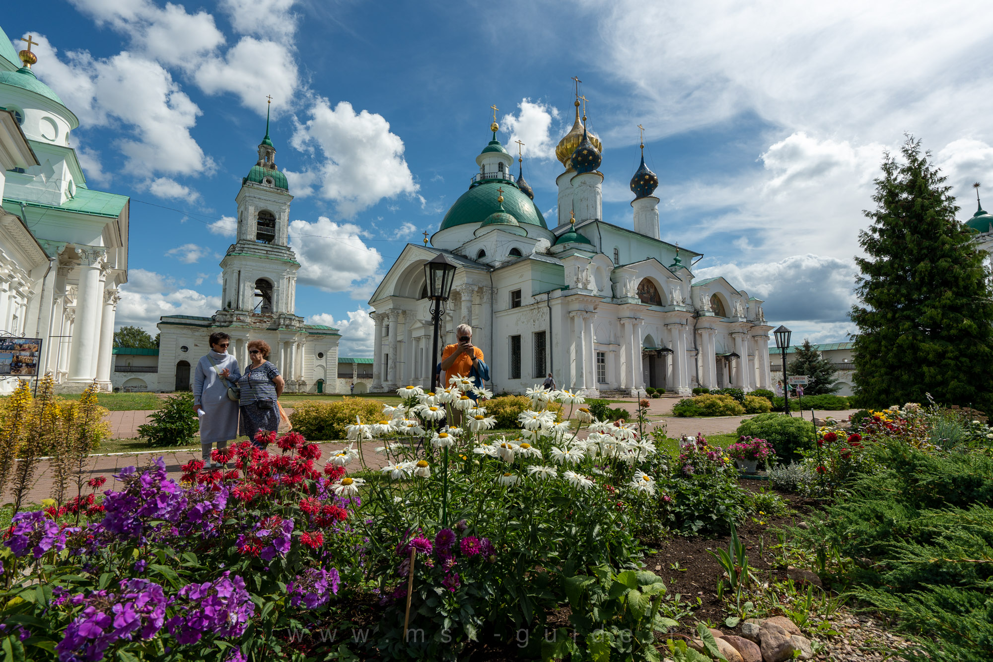 Цветник в монастыре Цветник в монастыре