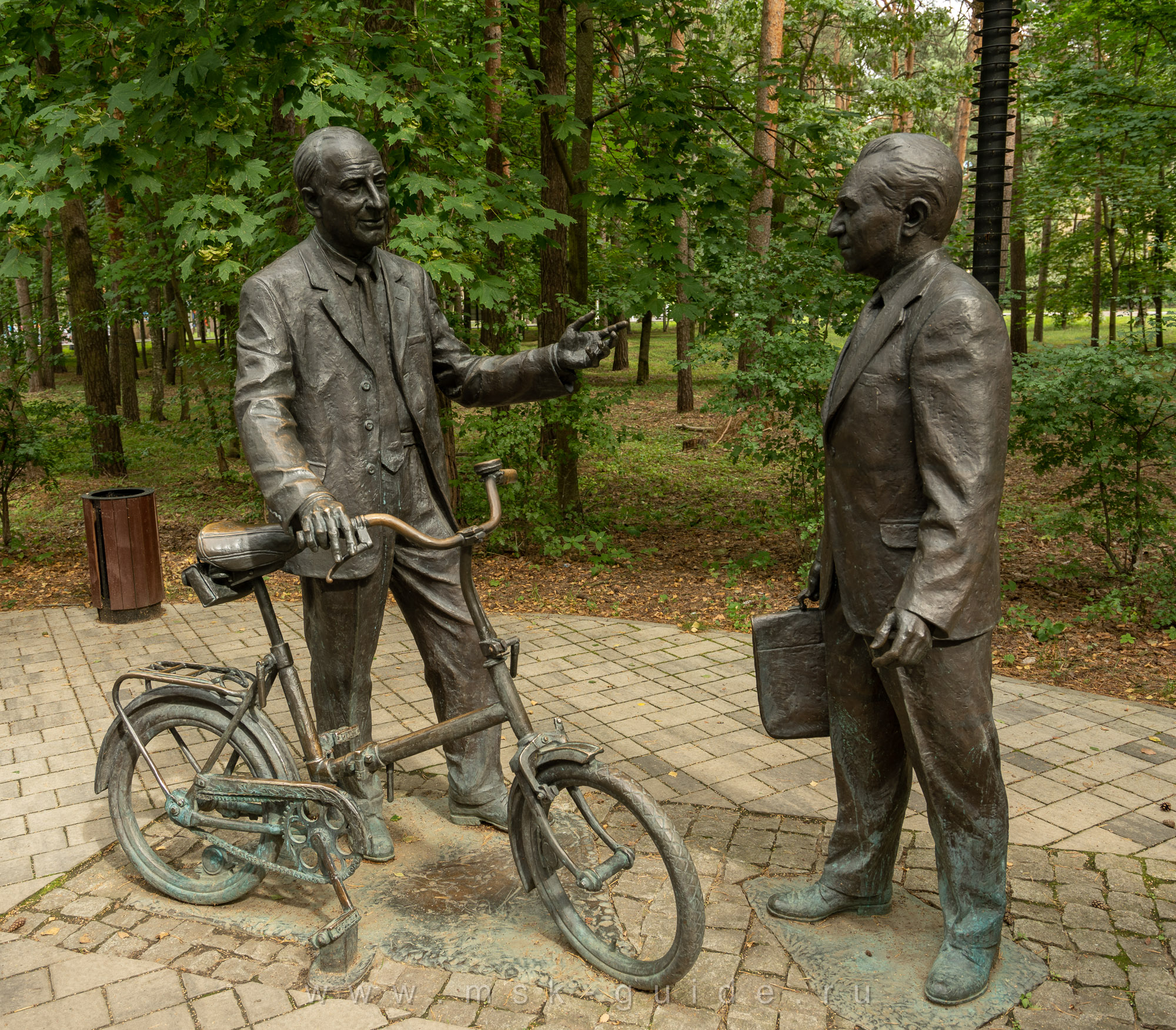 Памятник Б.М. Понтекорво и В.П. Джелепову в Дубне Памятник Б.М. Понтекорво и В.П. Джелепову в Дубне