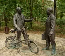 Памятник Б.М. Понтекорво и В.П. Джелепову в Дубне