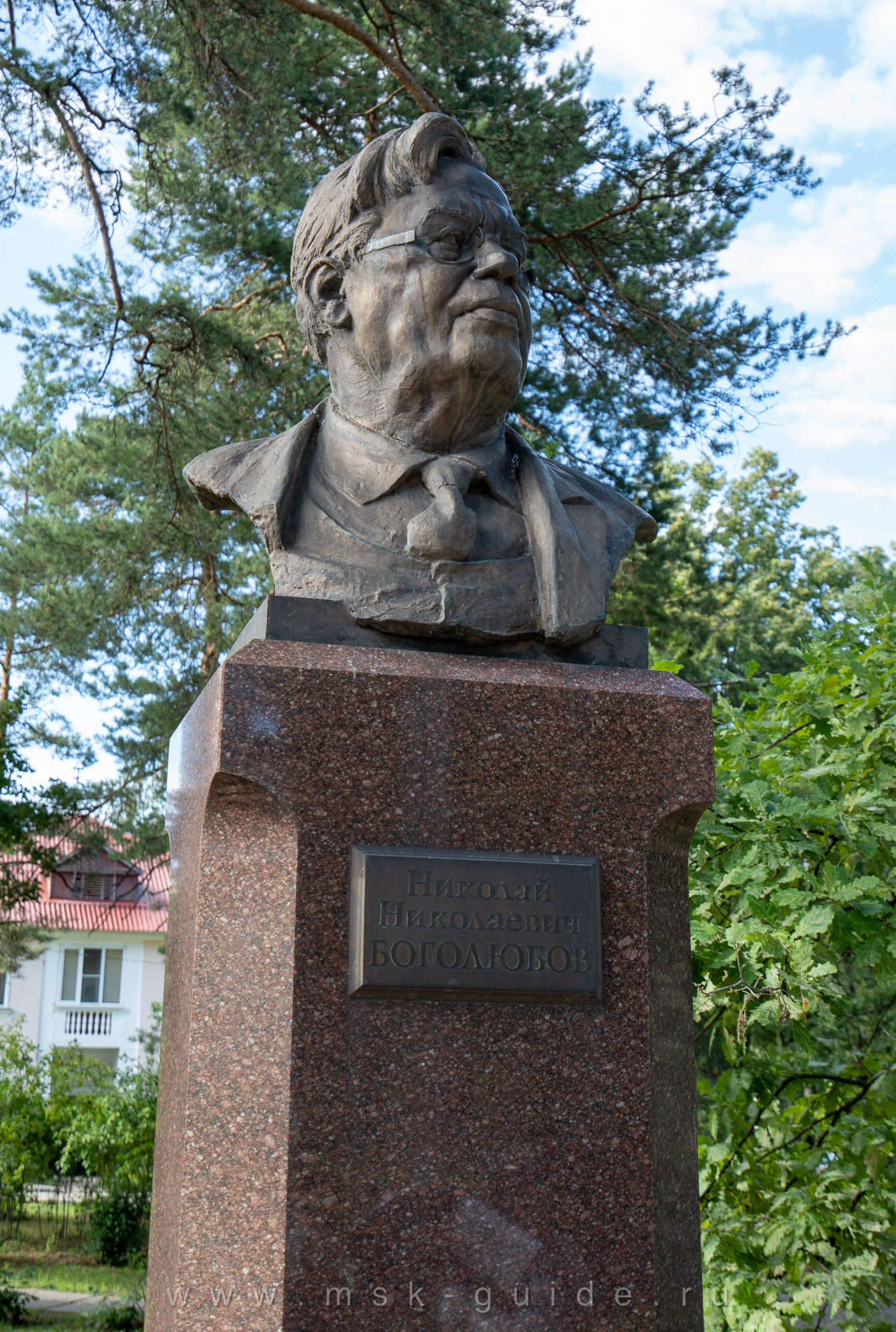 Памятник Н.Н. Боголюбову в Дубне Памятник Н.Н. Боголюбову в Дубне