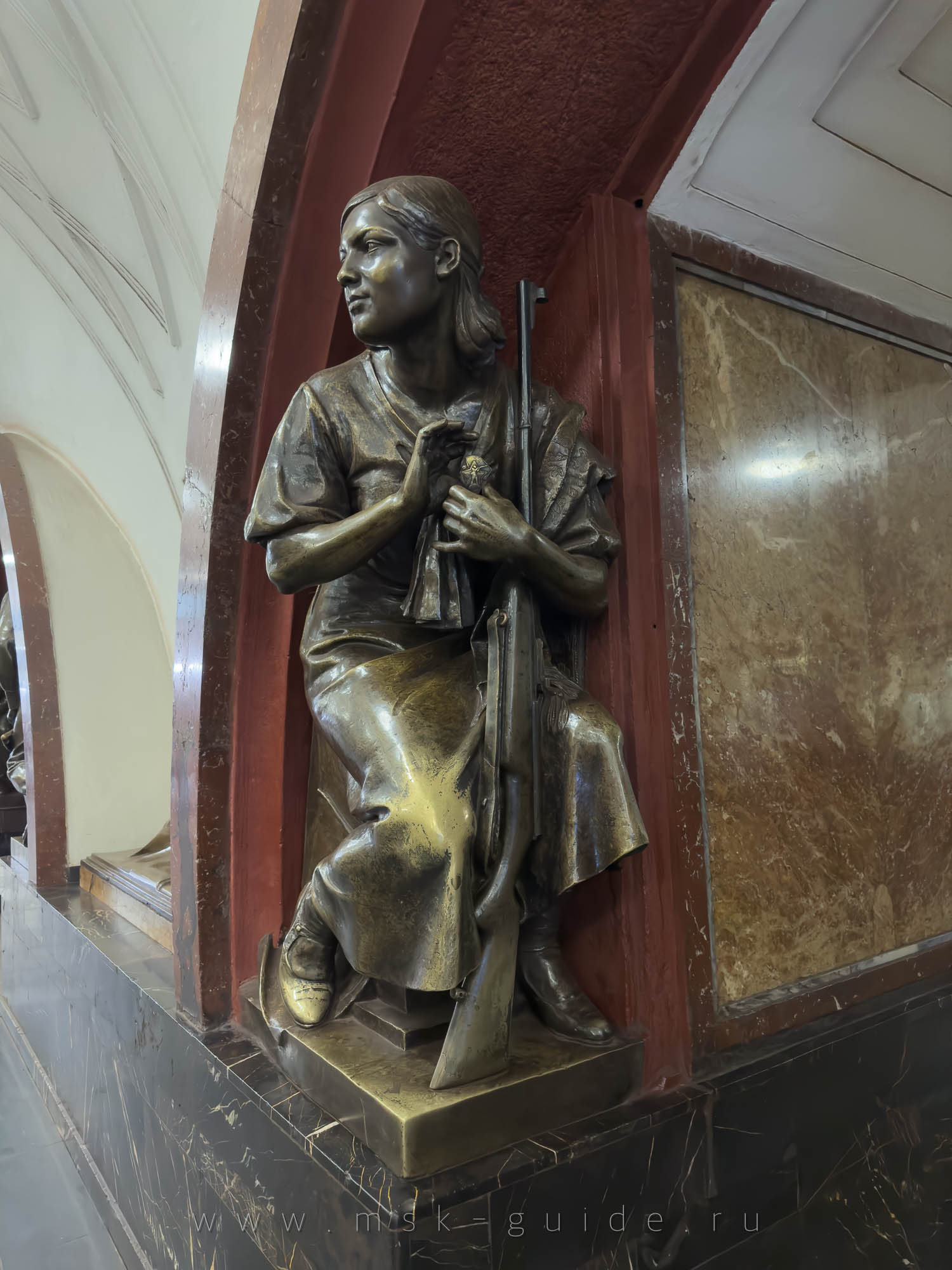 Девушка — «ворошиловский стрелок» с винтовкой — скульптура станции метро «Площадь Революции» в Москве Девушка — «ворошиловский стрелок» с винтовкой — скульптура станции метро «Площадь Революции» в Москве