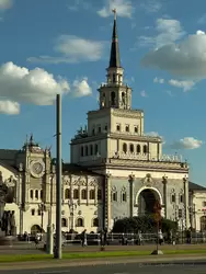 Казанский вокзал в Москве, постройка по мотивам башни Сююмбике